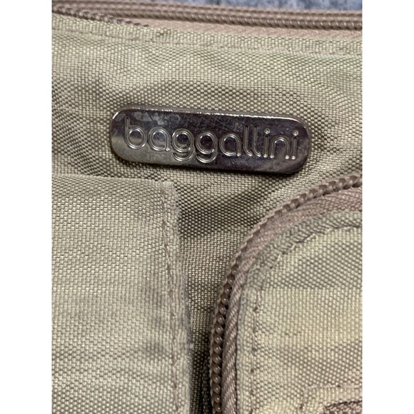 Baggallini Crossbody Bag Handbag Zippers Pockets Adjustable Attached Wristlet - Picture 3 of 16